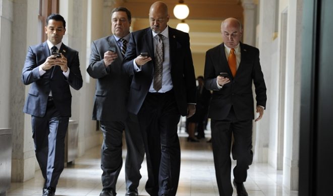 Amazon Comedy Pilots ‘Alpha House’, ‘Betas’ Among Full Series Pickups