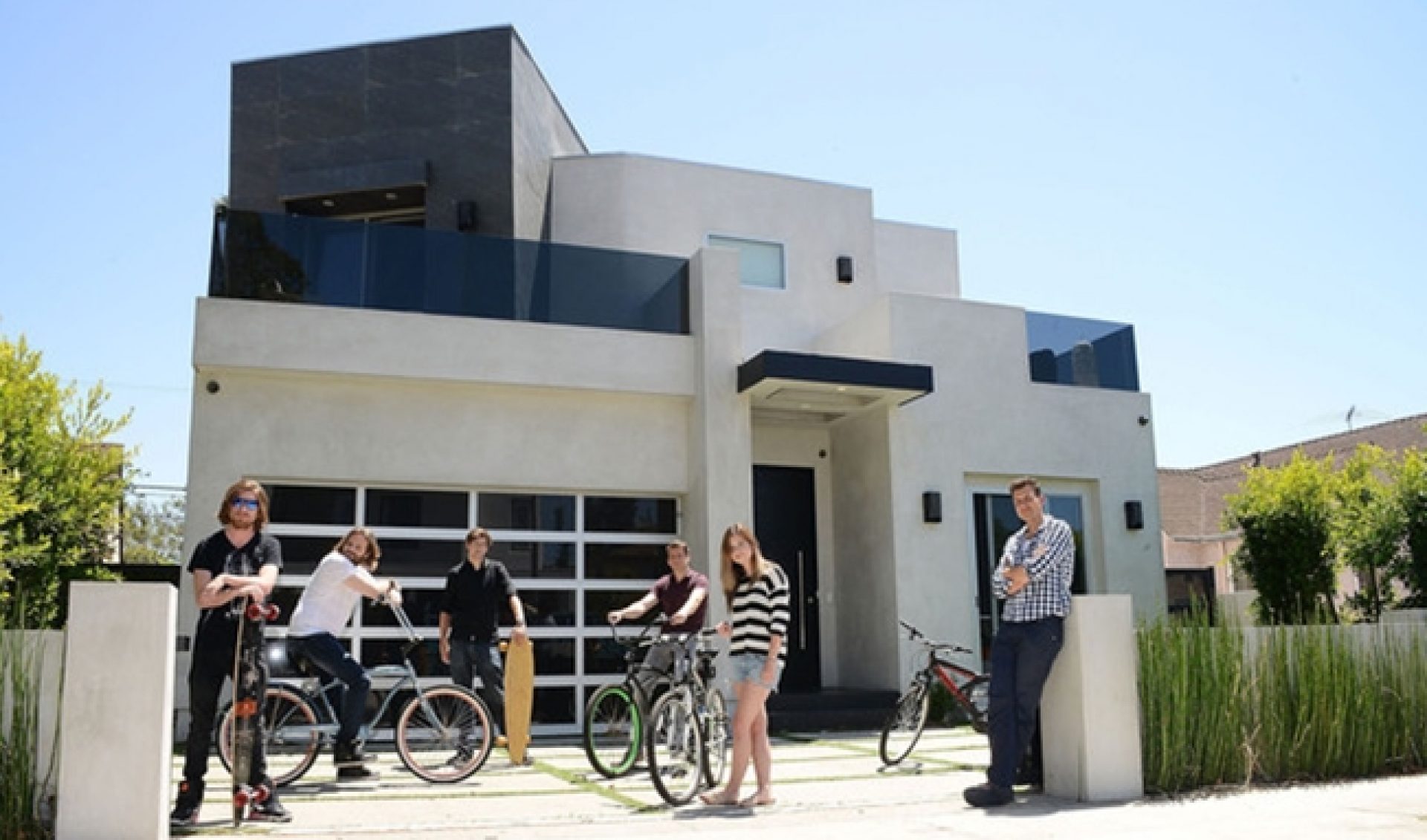 Smosh Games Pals Around With German YouTubers At ‘The Mansion’ [EXCLUSIVE]