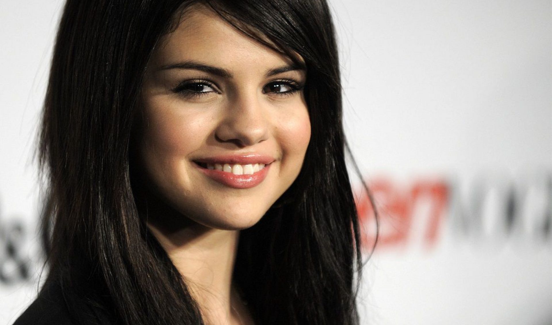 Netflix Orders Series Adaptation Of ’13 Reasons Why’ With Selena Gomez As Executive Producer