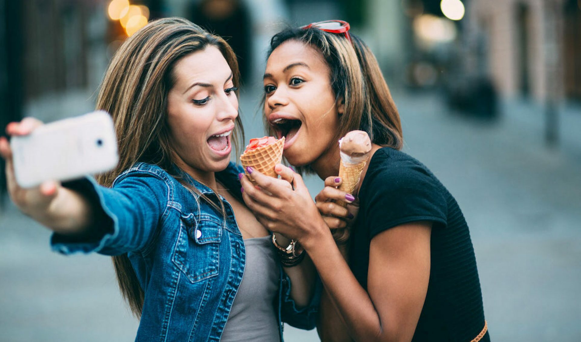 Девушки делают друг. Девушка ест мороженое. Подруги с мороженым. Две Веселые девушки. Подружки фотографируются.