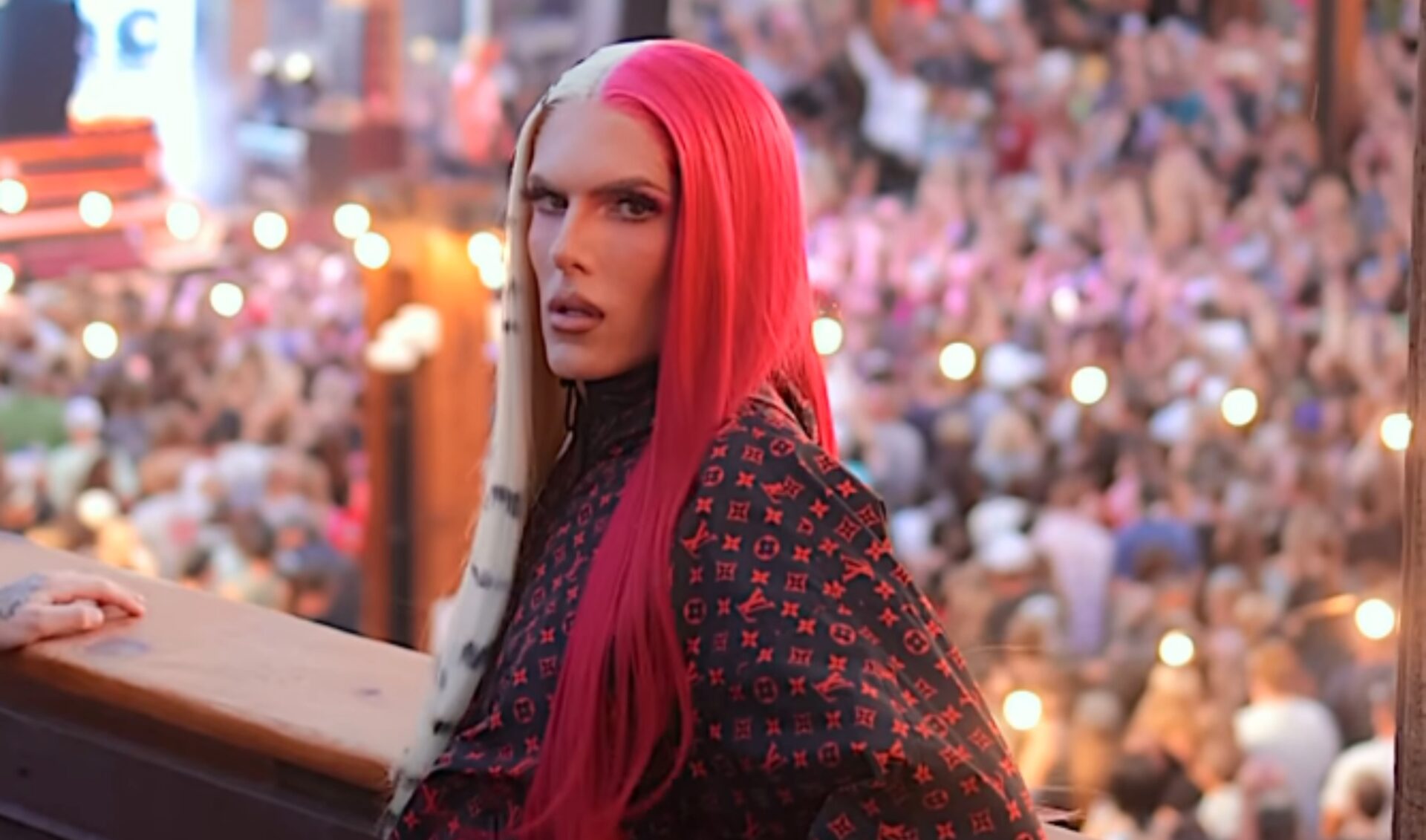 Jeffree Star draws record-breaking crowd for grand opening of “makeup and meat” store