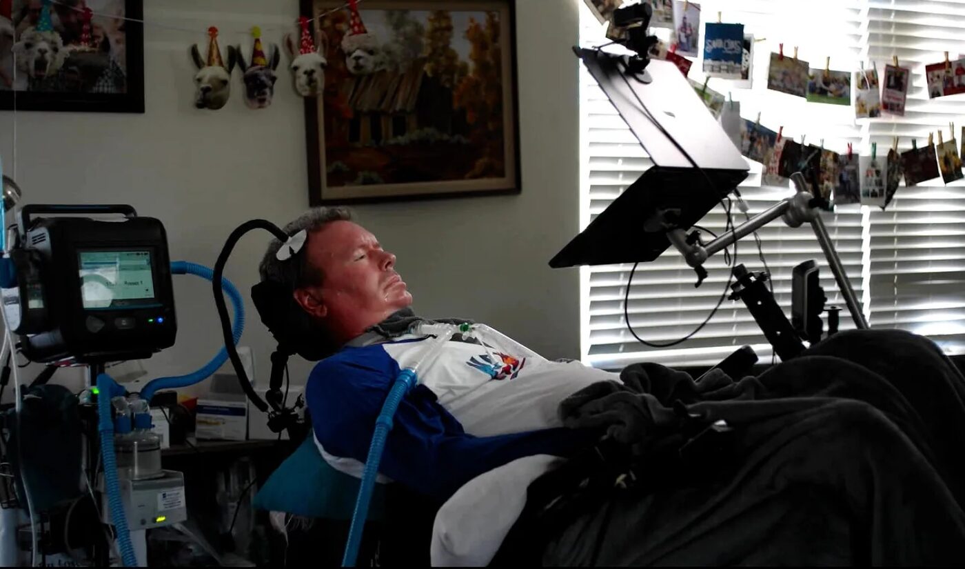 The first YouTube video edited with a brain-computer interface shows Neuralink’s potential