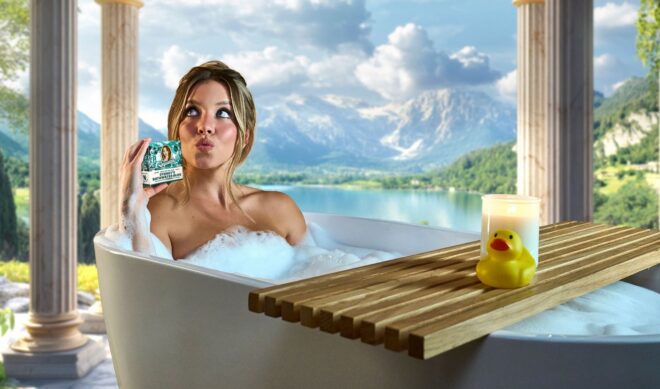 Heads up for the extremely online: Sydney Sweeney is selling her bathwater